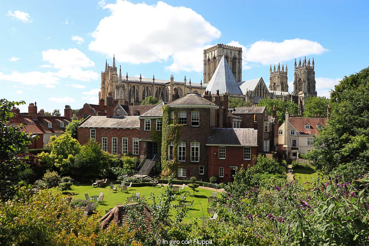 Camminare sulle mura di York